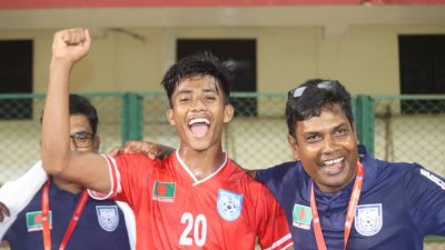 মিরাজুল ইসলামের (মাঝে) গোলে এসেছে জয়