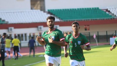 পিয়াস আহমেদের গোল উদযাপন (সামনে)। তার জোড়া গোলেই বাংলাদেশের ভারত বধ।