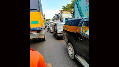 ভোগান্তিতে পড়েছেন যানজটে আটকে থাকা বহু যাত্রী