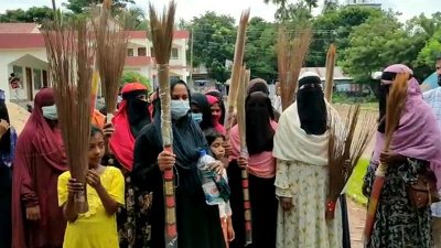 ইউনিয়ন পরিষদের সামনে ঝাড়ু মিছিল