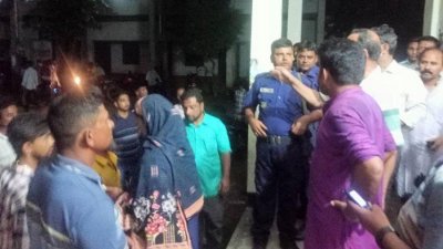 থানার সামনে এলাকাবাসীর ভিড়