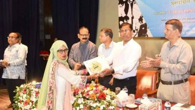 মৎস্য মেলায় অংশগ্রহণকারী সেরা ১১ প্রতিষ্ঠানকে পুরস্কার প্রদান