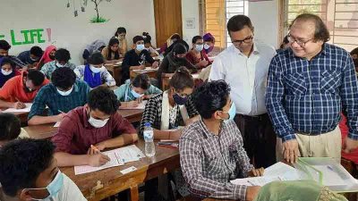 পরীক্ষা কন্দ্রে পরিদর্শন করেন বরিশাল বিশ্ববিদ্যালয়ের উপাচার্য প্রফেসর ড. ছাদেকুল আরেফিন