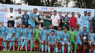 লিগ শেষে রানার্সআপ ট্রফি পেয়েছে আবাহনী।