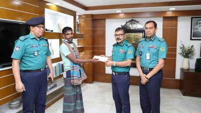 তিন জনকে ধরিয়ে দেওয়া রিকশাচালককে পুরস্কৃত করে পুলিশ