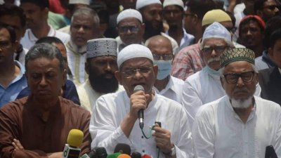 জানাজার পর কথা বলছেন মির্জা ফখরুল ইসলাম আলমগীর