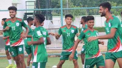 সোমবার বিকালে ঘণ্টাখানেক ঘাম ঝরিয়েছে বাংলাদেশ।