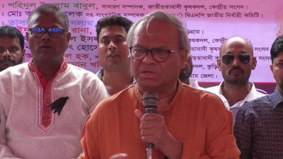 কুড়িগ্রামে বন্যার্তদের মধ্যে ত্রাণ ও ধান বীজ বিতরণ অনুষ্ঠানে কথা বলছেন বিএনপির সিনিয়র যুগ্ম মহাসচিব রুহুল কবির রিজভী