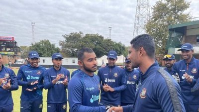 মাহমুদউল্লাহর কাছ থেকে টি-টোয়েন্টি ক্যাপ নিয়েছেন পারভেজ হোসেন ইমন