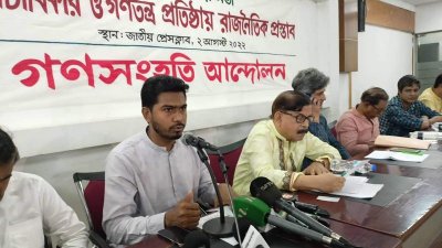 আলোচনা সভায় বক্তব্য দিচ্ছেন নুরুল হক নুর