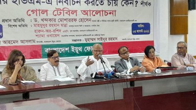 গোলটেবিল বৈঠকে বক্তব্য রাখছেন খন্দকার মোশাররফ হোসেন