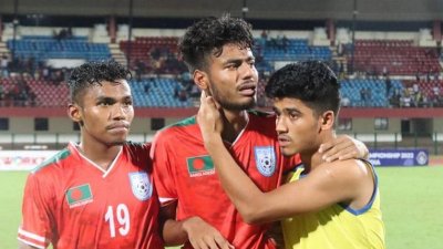 হারের পর কান্নায় ভেঙে পড়েন মিরাজুল-রফিকুলরা