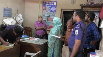 হিলিতে মূল্য তালিকা না টাঙানোর অপরাধে দুই সার ব্যবসায়ীকে ২০ হাজার টাকা জরিমানা