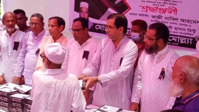 যশোর শহরের পূর্ববারান্দীপাড়া আমতলায় খাবার বিতরণ করছেন সংসদ সদস্য কাজী নাবিল আহমেদ