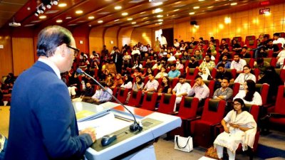 বক্তব্য রাখছেন বিজিএমইএ’র ভারপ্রাপ্ত সভাপতি শহিদউল্লাহ আজিম