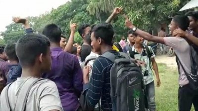 বিদ্যালয়ে বিক্ষোভ করে শিক্ষার্থীরা