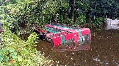 গত রবিবার বিআরটিসির বাস ‘গন্ধরাজ’ শহর থেকে বিশ্ববিদ্যালয়ে আসার পথে রাস্তার পাশে খাদে পড়ে উল্টে যায়