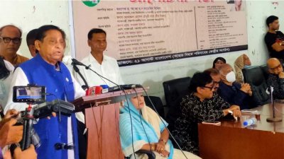বক্তব্য দিচ্ছেন মোফাজ্জল হোসেন চৌধুরী মায়া