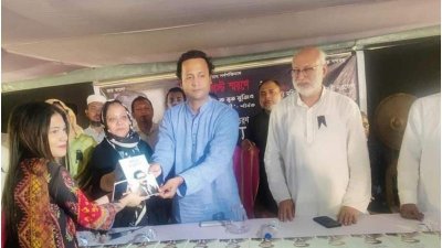 শিক্ষার্থীদের মধ্যে ‘বঙ্গবন্ধুর অসমাপ্ত আত্মজীবনী’ বই বিতরণ করেন শিক্ষা উপমন্ত্রী