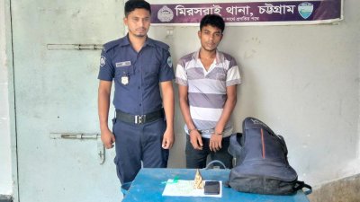 টাকা নিতে এসে ‘জিনের বাদশা’ আটক