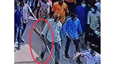 সংঘর্ষের সময় আগ্নেয়াস্ত্র হাতে মহড়া