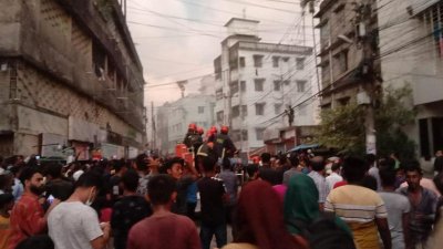 চট্টগ্রামে ঝুট কাপড়ের গুদাম এবং কলোনিতে লাগা আগুন নিয়ন্ত্রণে এসেছে