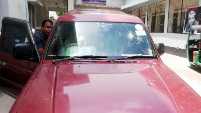 শাহজাদপুর উপজেলা নির্বাহী কর্মকর্তার গাড়ি ভাঙচুর করেন এলাকাবাসী