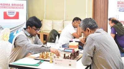 দাবায় চাল দিচ্ছেন জিয়া ও তার ছেলে (ফাইল ছবি)