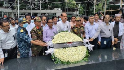 মন্ত্রীর মর্যাদা পেয়ে বঙ্গবন্ধুর প্রতিকৃতিতে মেয়র আতিকের ফুলেল শ্রদ্ধা