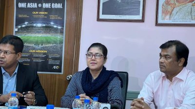 সবার মাঝে নারী ফুটবল কমিটির চেয়ারম্যান মাহফুজা আক্তার কিরণ।