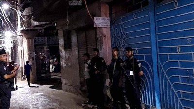 পুরান ঢাকার একটি বাড়িতে নিরাপত্তা বাহিনীর অভিযান
