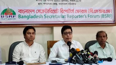 সংবাদিকদের সঙ্গে কথা বলছেন জনপ্রশাসন প্রতিমন্ত্রী ফরহাদ হোসেন
