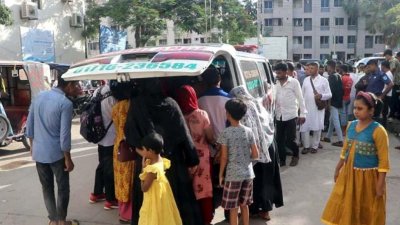 আহত মোটরসাইকেলের আরোহীকে হাসপাতালে নেওয়া হয়