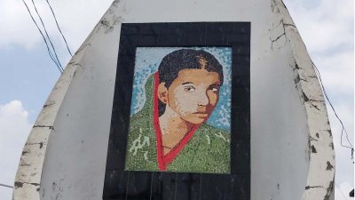 দিনাজপুরের দশমাইল মোড়ে ইয়াসমিন স্মৃতিসৌধ