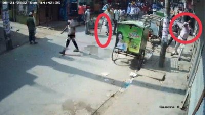 কুমিল্লার ধর্মপুরে গত রবিবার দুই পক্ষের সংঘর্ষের সময় আগ্নেয়াস্ত্র হাতে মহড়া দিতে দেখা যায়