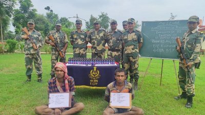 গ্রামবাসীরা গণপিটুনি দিয়ে আটক দুজনকে বিএসএফের হাতে দিয়েছে