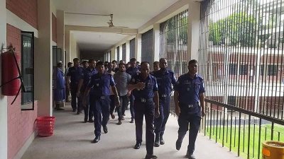আদালতে আসামিরা