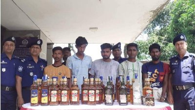 ইউপি সদস্যের চেম্বারে মিললো ৪৮ বোতল বিদেশি মদ, গ্রেফতার ৫