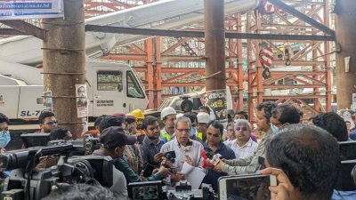 সাংবাদিকদের ব্রিফ করছেন বিআরটি’র এমডি শফিকুল ইসলাম