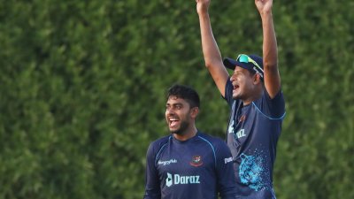 অনুশীলনে নাসুমের সঙ্গে মিরাজ।