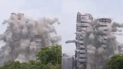 ধসে পড়া জোড়া ভবন।