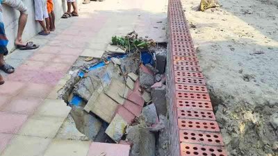 নাটোরের সিংড়া শহর রক্ষা বাঁধে ধস দেখা দিয়েছে