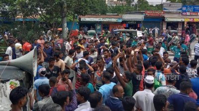 নগরীতে ব্যাটারিচালিত অটোরিকশার ভাড়া বাড়ানোর দাবিতে বিক্ষোভ মিছিল করেছেন অর্ধশতাধিক চালক
