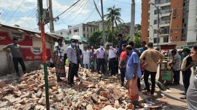 উচ্ছেদের ঘোষণায় নিজেরাই অবৈধ স্থাপনা ভাঙলেন দখলদারেরা 