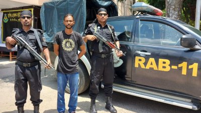 গ্রেফতারকৃত শরীফ রাসেল