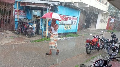 বৃষ্টিতে তাপমাত্রা কমায় স্বস্তি ফিরেছে মানুষের মধ্যে