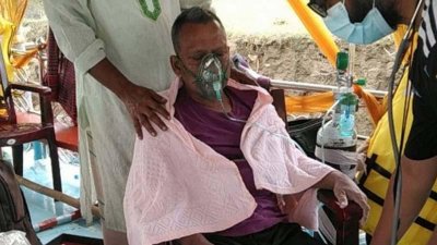 পানি থেকে তুলে তাকে অক্সিজেন সহায়তা দেওয়া হয়েছে