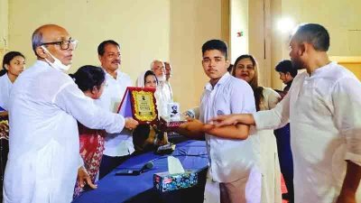 কুইজ প্রতিযোগিতায় বিজয়ীদের মাঝে পুরস্কার বিতরণ করেন পিরোজপুরের অতিরিক্ত জেলা প্রশাসক (সার্বিক) মনিরা পারভীন
