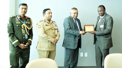 স্বরাষ্ট্রমন্ত্রী আসাদুজ্জামানের সঙ্গে গাম্বিয়ার স্বরাষ্ট্রমন্ত্রী সেইয়াকা সনকো