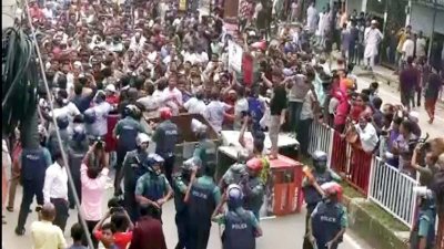 পুলিশি ব্যারিকেড ভেঙে দিলেন বিএনপি নেতারা